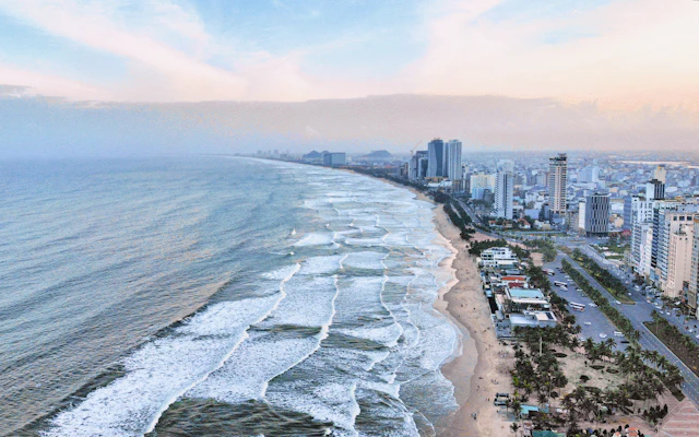 Luftaufnahme eines Strandes und einer Stadt