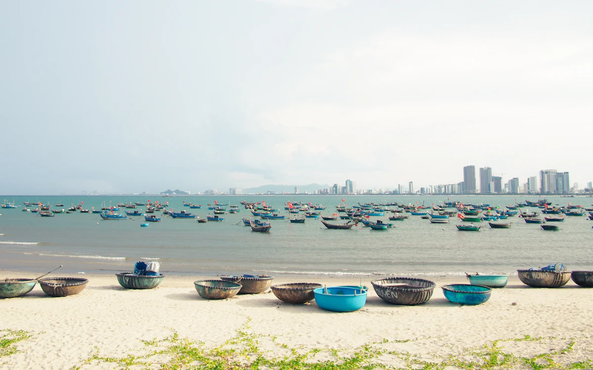 Boote säumen die Meeresküste in der Nähe der Skyline einer Stadt