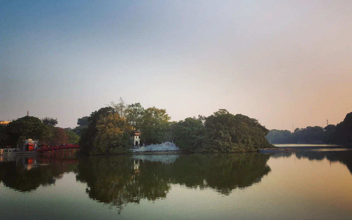 Ruhige Wasserfläche und Baumreihen in Hanoi