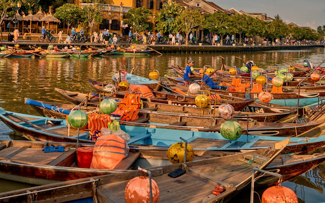 Bunte Boote vor den gelben Häusern von Hoi An