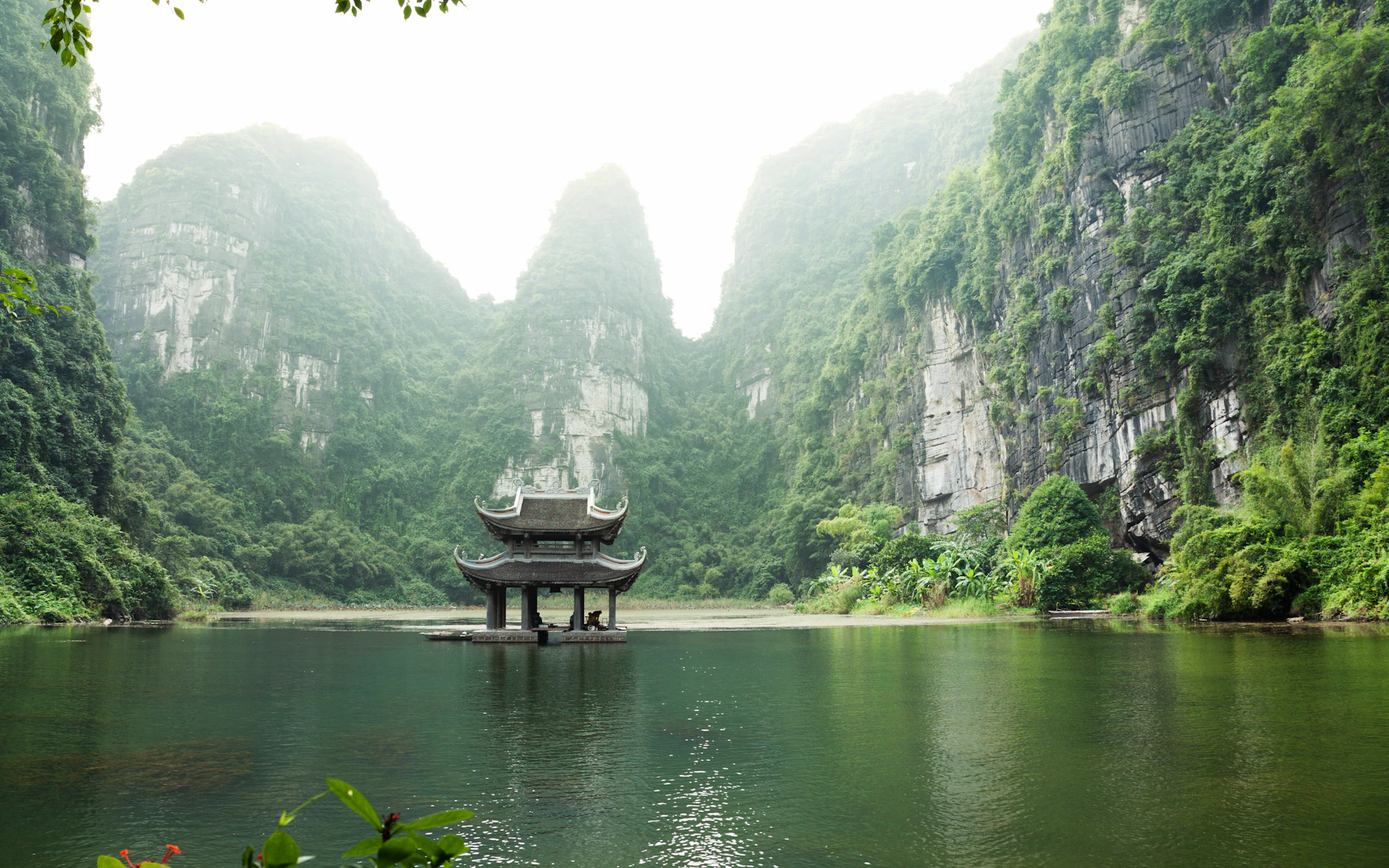 Pavillon am Wasser vor den Kalksteinfelsen von Ninh Binh