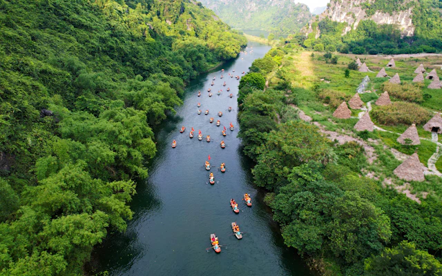 Ruderboote auf einem Wasserweg bei Ninh Binh