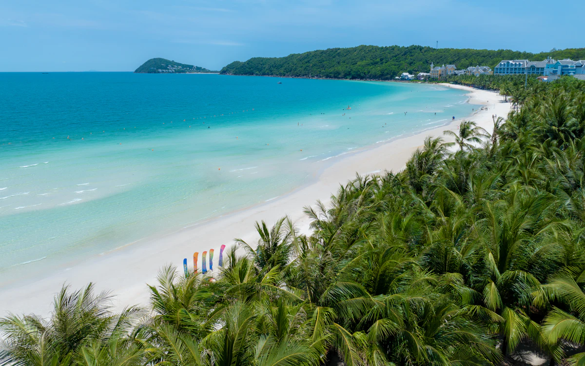 Ein Strand mit Palmen und einem weißen Sandstrand
