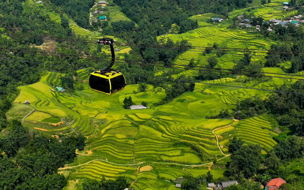 Seilbahn über üppig grüne, terrassierte Reisfelder