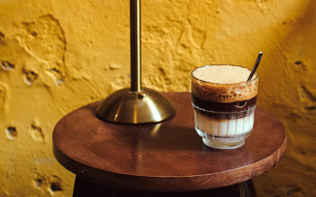 Kaffee vor einer warmgelben Wand