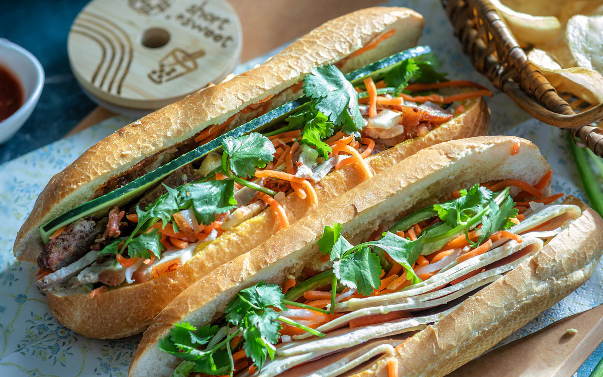 Belegte Banh-mi-Baguettes mit Gemüse und Kräutern