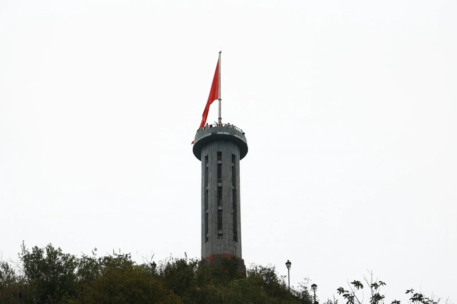 Achteckiger Flaggenturm von Lung Cu mit roter vietnamesischer Flagge und umlaufender Aussichtsplattform